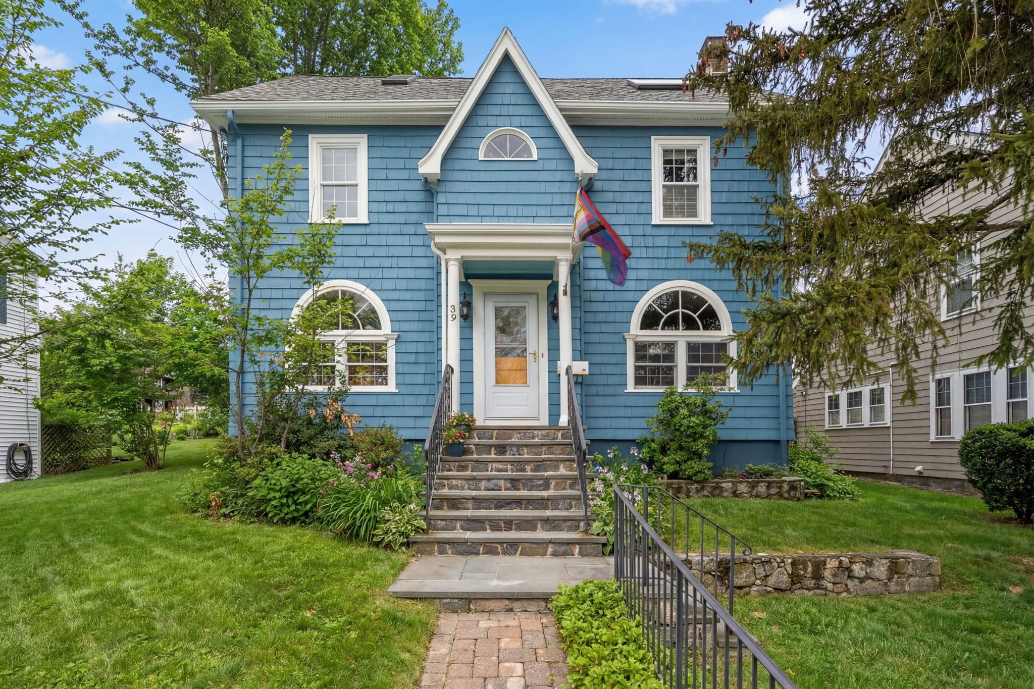 A Peaceful Moss Hill Retreat